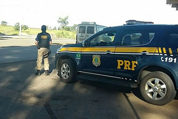 Criminosos assaltam ônibus de turismo na BR-040 em São Gonçalo do Abaeté