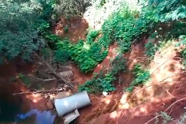 Erosão gigantesca avança pelo Parque Municipal do Mocambo e compromete represas