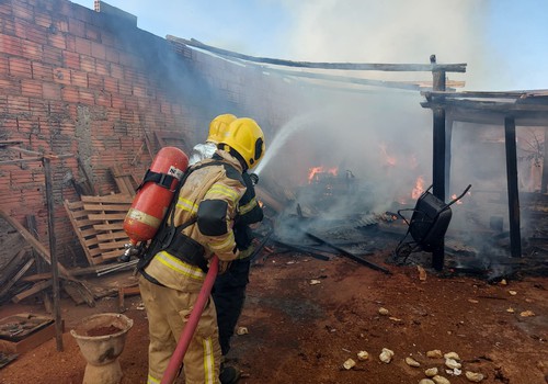 Crianças ateiam fogo em colchão e chamas destroem barracão no fundo de uma casa, em Patrocínio