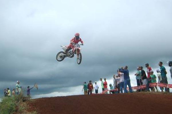 Piloto de apenas 15 anos é destaque em provas de Motocross no Brasil