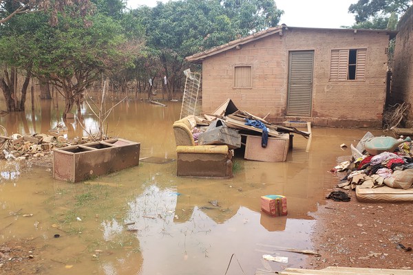 Com água tomando conta dos quintais, moradores da Vila Rosa começam a deixar suas casas