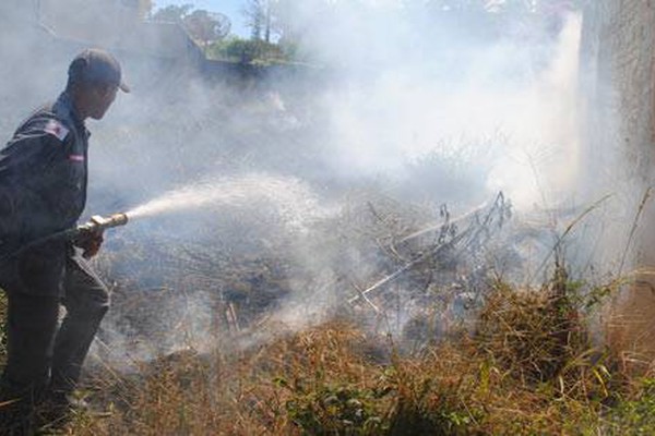 Incêndios em lotes vagos tiram o sossego da população e dos bombeiros