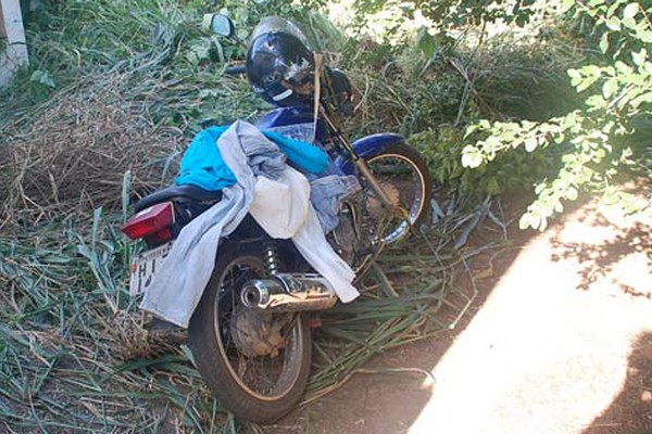 Assaltantes roubam mais de R$13 mil de gerente e PM encontra moto e roupas usadas no crime