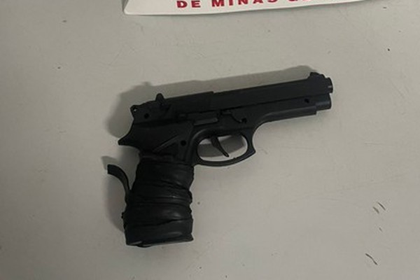 Homem sai para passear com cães e sofre assalto com simulacro de arma de fogo, em Patos de Minas