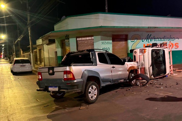 Acidente em Patos de Minas termina com veículo tombado e os dois motoristas na Delegacia