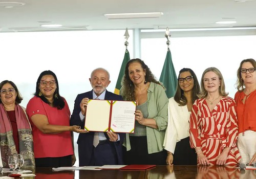 Lula sanciona leis para proteção de direitos das mulheres