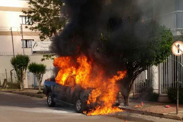 Moradores usam extintores, mas incêndio destrói caminhonete em Patos de Minas