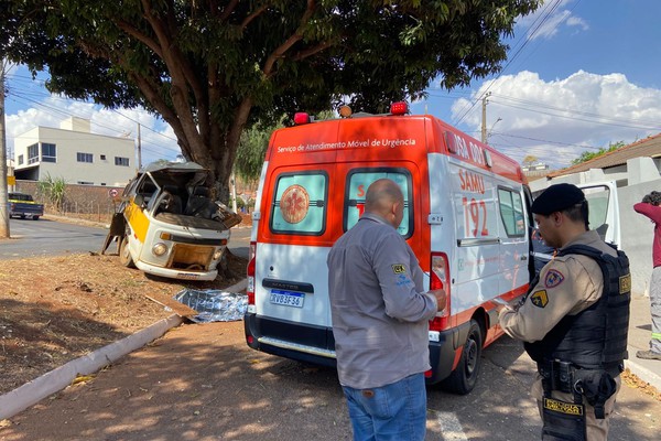 Motorista morre e passageira fica ferida após Kombi bater violentamente em árvore em Patos de Minas