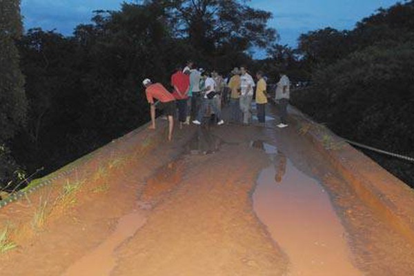 Carro despenca de ponte sobre o Rio Paranaíba e casal morre afogado