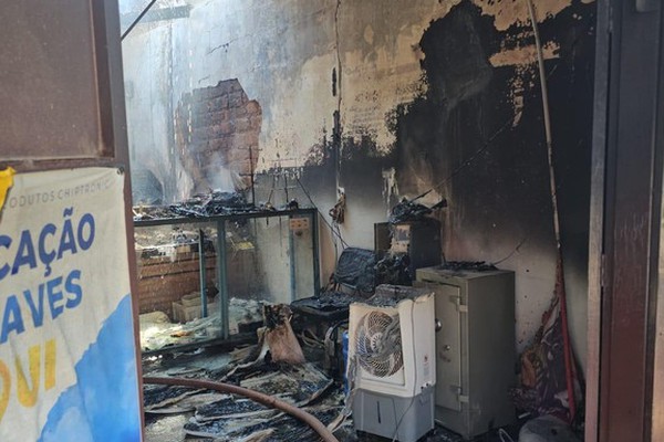 Vaquinha solidária busca ajudar chaveiro atingido por incêndio a reconstruir espaço de trabalho