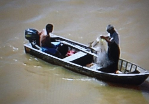 Pai e filho jogam tarrafa no Rio São Francisco, mas acabam presos por pesca proibida