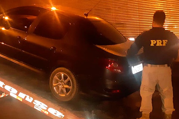 Jovem inabilitado é preso pela PRF na BR365, em Patos de Minas, com carro furtado