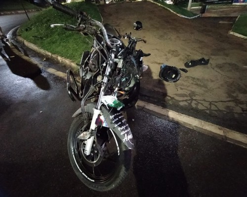 Motociclista e passageiro ficam feridos após caírem na Praça Champagnat e os dois responderão por crimes