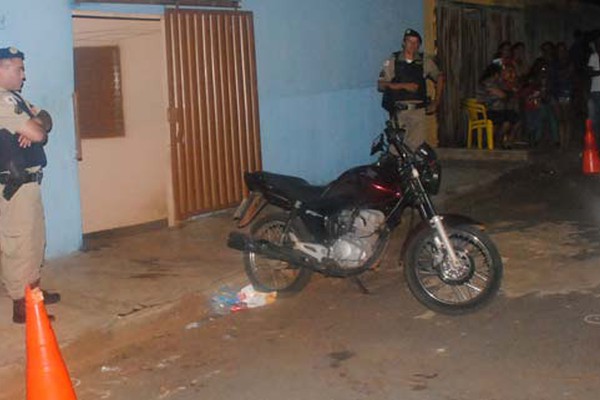 Dupla em moto dispara e tira a vida de jovem no bairro Jardim Aquários em Patos de Minas