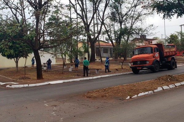 Prefeitura promove mutirão de limpeza e de conscientização na avenida Dilermando Gomes