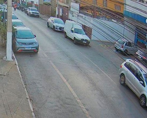 Proprietária procura motorista que bateu em carro estacionado no Centro de Patos de Minas