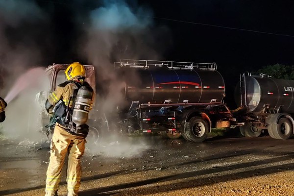 Caminhão tanque de leite pega fogo e mobiliza Corpo de Bombeiros na zona rural de Lagoa Formosa