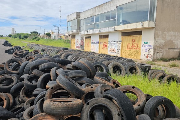 Moradores do Alto Limoeiro reclamam de montanha de pneus cheios de água no Kartódromo