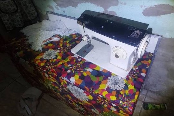 Homem não aceita o fim do relacionamento e agride companheira até com máquina de costura