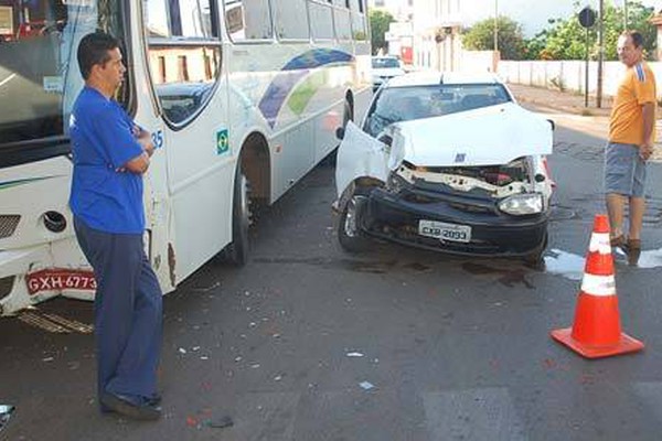 Avanço de semáforo provoca mais um acidente em Patos de Minas