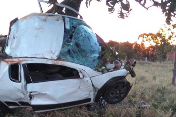 Veículo fica pendurado em árvore após acidente entre Coromandel e Monte Carmelo
