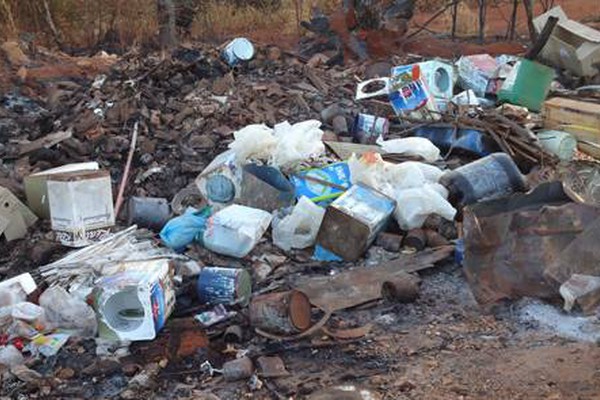Patenses desrespeitam o meio ambiente e formam depósito de lixo na zona rural