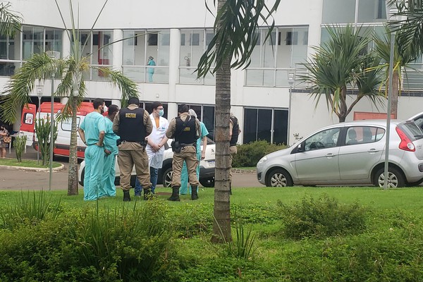 Polícia Militar é acionada e pacientes relatam situação de caos no Hospital de Campanha