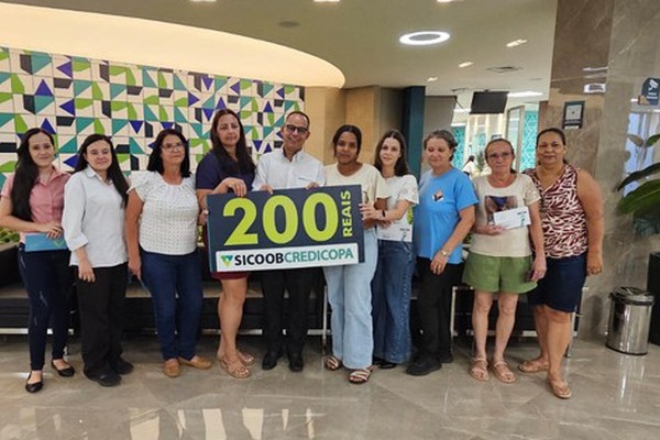 Sicoob Credicopa entrega prêmios sorteados pelo Patos Hoje durante a Fenapraça e Fenamilho