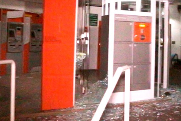 Bandidos fortemente armados explodem duas agências bancárias em Bambuí