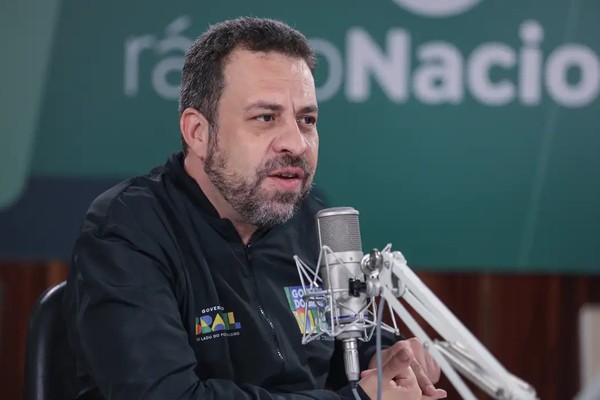 Acabar com a escala 6x1 é prioridade do governo, afirma Boulos