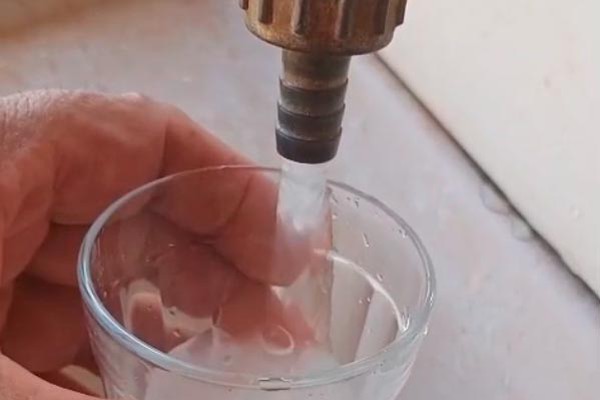 Morador recebe água esbranquiçada há vários dias em Patos de Minas