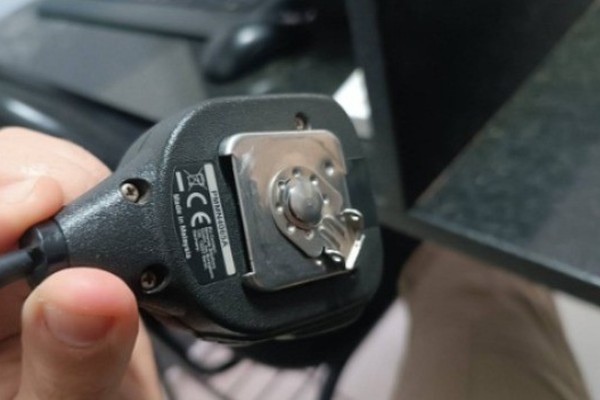 Mulher quebra rádio e ofende policiais após perturbar funcionários de pastelaria em Patos de Minas