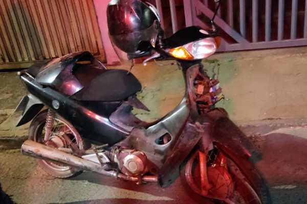 Motociclista sem CNH bate em carro parado e acaba preso em Patos de Minas