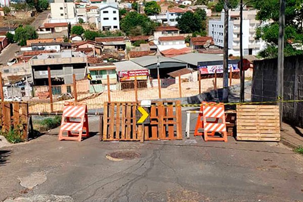 Defesa Civil interdita obra e ruas no centro de Patos de Minas por risco de desmoronamento