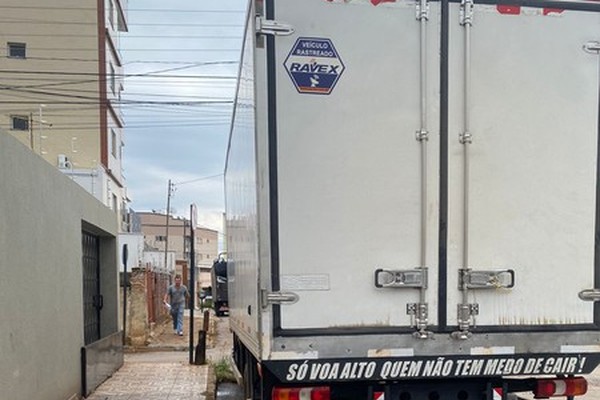 Vizinhos de supermercado se revoltam com caminhões constantemente estacionados em suas garagens