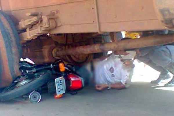 Caminhão arrasta moto e motociclista por 15 metros em batida na av. Paranaíba