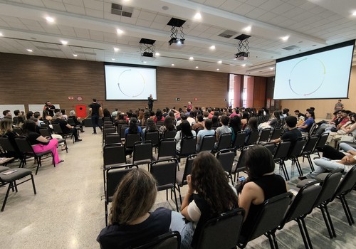Alunos dos cursos de graduação do UNIPAM são recepcionados com stands e palestras