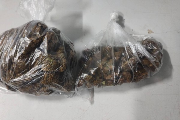 Polícia encontra drogas e anotação de tráfico em apartamento no bairro Ipanema e prende morador