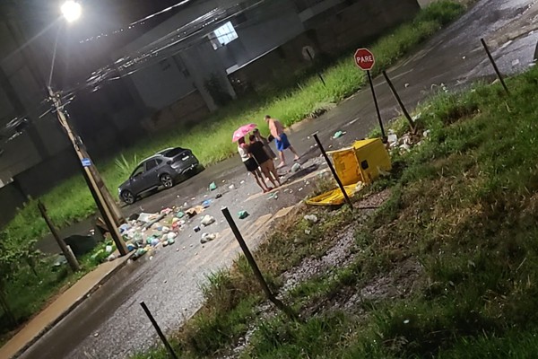 Condutora quebra contêineres e espalha lixo por rua do Bairro Laranjeiras