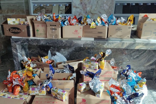 Grupo Amigos Que Ajudam doa 200 kits de ovo de páscoa para crianças carentes em Patos de Minas