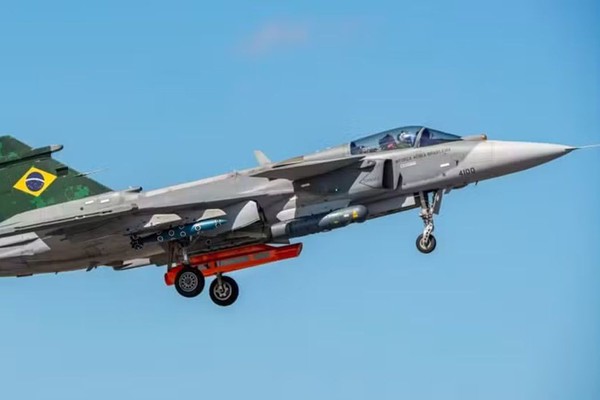 Lula batiza primeiro caça Gripen produzido no Brasil