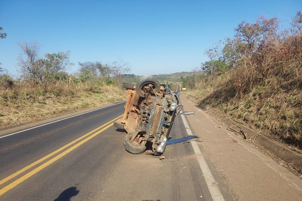 Motorista é preso após capotar veículo na MG 190 e deixar passageira gravemente ferida