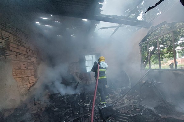 Residências pegam fogo e Corpo de Bombeiros orienta para cuidados em Patos de Minas