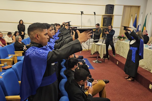 Formatura de estudantes panamenhos que passaram 3 anos em Patos de Minas é marcada pela emoção