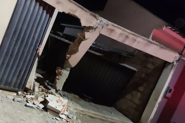 Mulher acaba presa após colidir contra residência em Lagoa Formosa