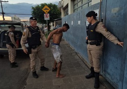 Rapaz de 27 anos é preso após furto em farmácia e perseguição policial pelas ruas da cidade