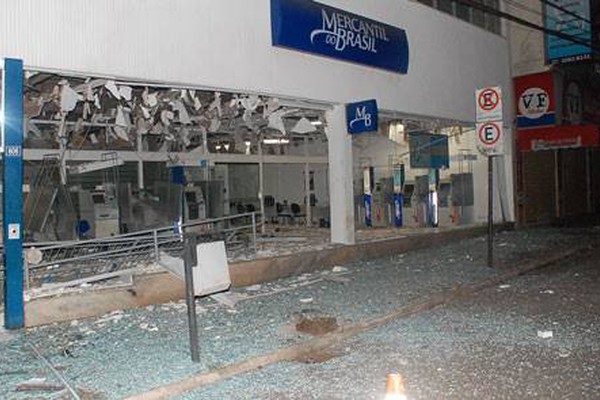 Bandidos explodem caixas eletrônicos e destroem agência em Patos de Minas