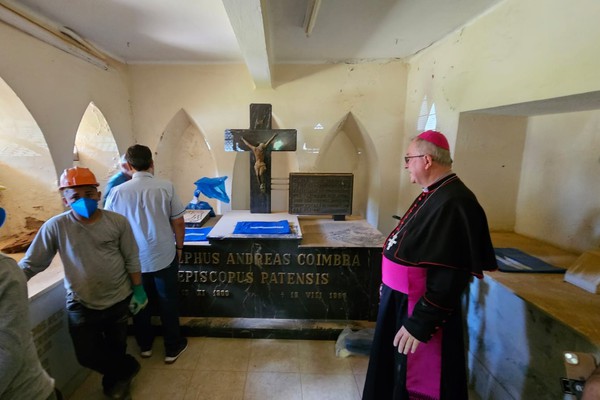 Igreja Católica promove a exumação de sacerdotes para reforma da Cripta Diocesana
