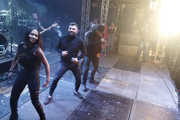 Com dançarinos, Banda Pagô emenda sucessos e anima o público da Fenapraça; Ao Vivo