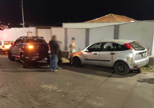 Motorista embriagado bate em veículo parado, tenta fugir e acaba preso em Patos de Minas